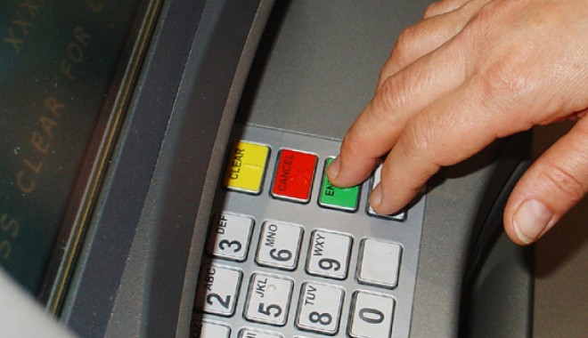 Angajatul unei bănci din Constanța a golit conturile clienților - atm-1348854989.jpg