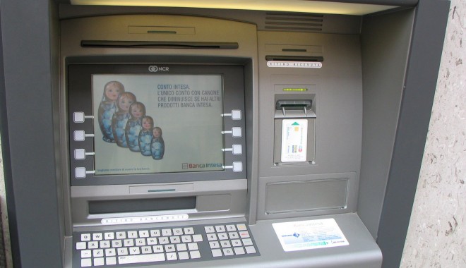 Hoții care au atentat la ATM-ul de la Far  sunt în libertate - atm-1350855588.jpg