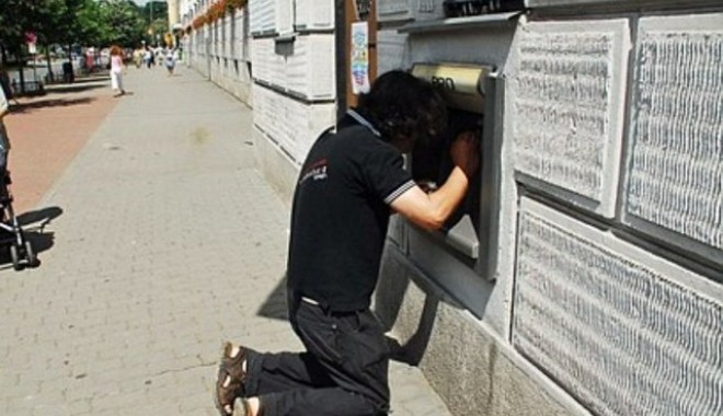 Timișoara, orașul cu două dintre cele mai bizare ATM-uri din lume - atm1-1333791946.jpg