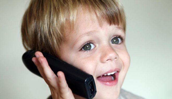Atunci când copilul răspunde la telefon - atuncicand-1572908131.jpg