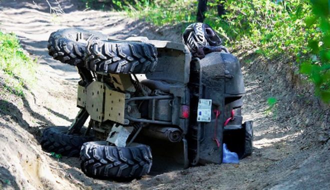 Accident incredibil! Un bărbat și fiul său de nouă ani au murit, după ce ATV-ul cu care mergeau s-a izbit violent de un stâlp