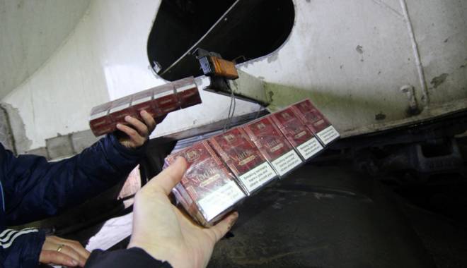 Au ascuns sute de baxuri cu țigări de contrabandă în… autocisternă - auascuns-1457115716.jpg