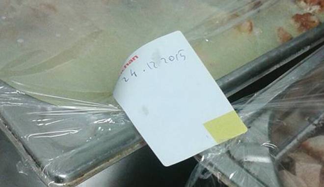 Mâncarea de la Auchan a băgat 18 persoane în spital. Comisarii OPC au găsit peste 140 kg de preparate alterate - auchan5-1451225742.jpg