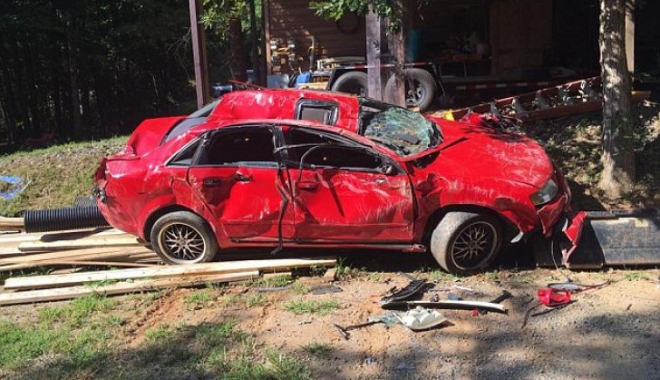 Video incredibil! Un tată furios a distrus cu buldozerul mașina fiicei sale - audi-1472279192.jpg