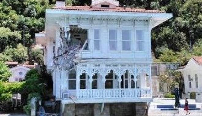 INCREDIBIL! Au intrat cu nava în casă - auintratcunavaincasa-1437552232.jpg
