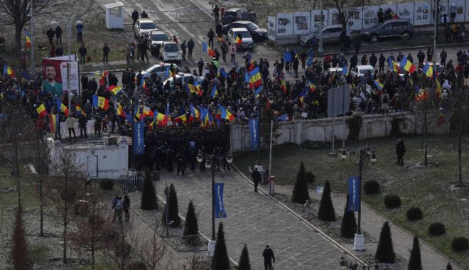 Protestatarii se mută în Piața Victoriei: Simpatizanții AUR au plecat în marș spre Guvern - aur-1640094372.jpg