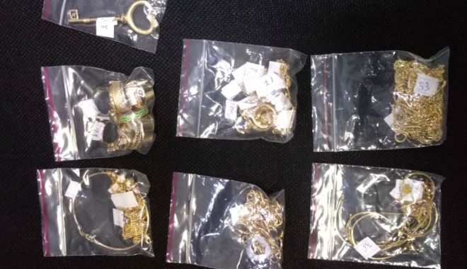 Aur și parfumuri fără documente, confiscate la PTF Vama Veche - aur2-1519666960.jpg