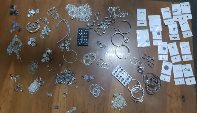 Bijuterii din aur alb, confiscate de polițiști! Ce spun oamenii legii despre captură - aur2-1538306989.jpg