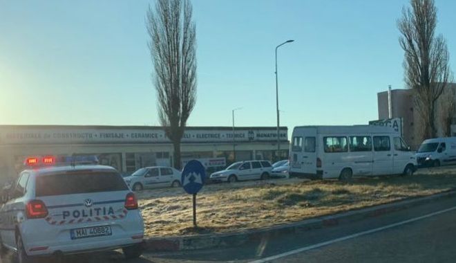 Un MICROBUZ a intrat într-un scuar pe variantă! Trei răniți au ajuns la spital! - aurelvlaicuaccid-1581926427.jpg
