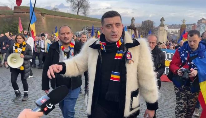 Mii de persoane la 'Marșul Unirii', organizat de AUR la Alba Iulia. George Simion și alți politicieni, în fruntea mulțimii