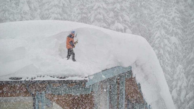 Iarna face ravagii în Austria. Avalanșele și căderile masive de zăpadă au provocat cinci morți, iar două persoane sunt dispărute - austria85046200-1546941760.jpg