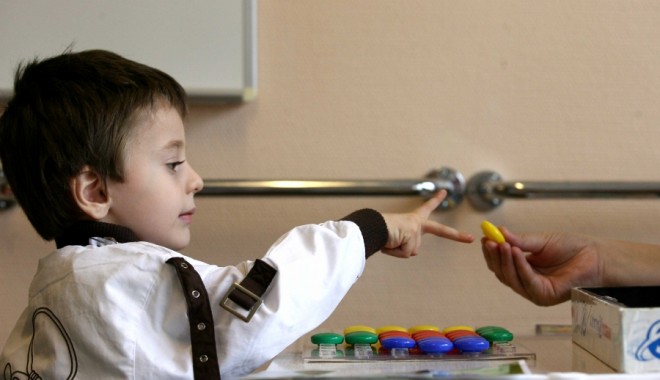Copiii autiști au mai mulți neuroni și creierul mai dezvoltat - autism2-1321035860.jpg