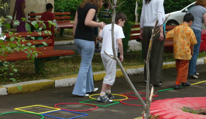 Cel mai amplu proiect pentru autiști, la final - autisti-1377885421.jpg