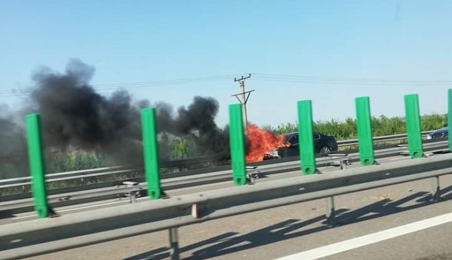 Un autoturism a luat foc pe Autostrada Soarelui. Aglomerație mare pe sensul de mers spre București - auto-1564245104.jpg