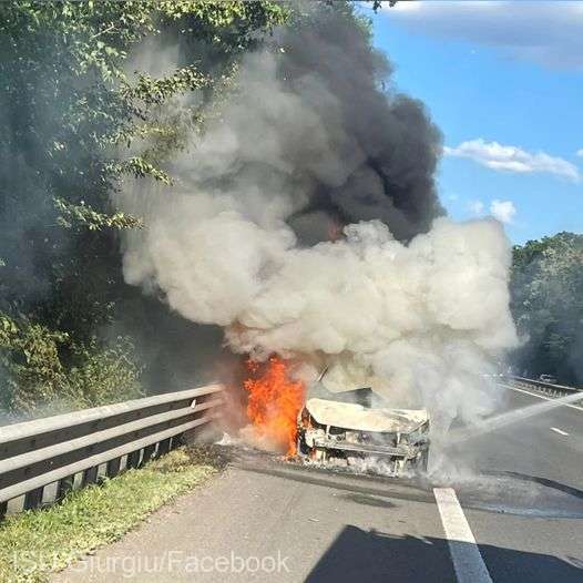 Un autoturism a luat foc în mers pe autostradă, de la un scurtcircuit