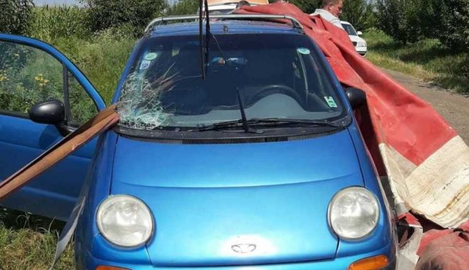 ȘOCANT! O bară a căzut dintr-un TIR și s-a înfipt în mașina din spate - auto1-1563697966.jpg