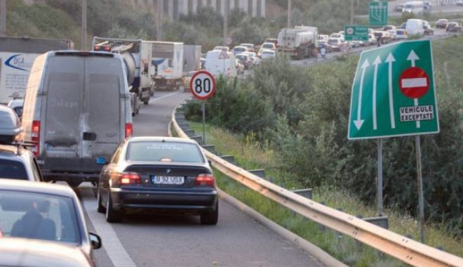 Circulație îngreunată pe A1 și A2, pe sensul spre Capitală. Coloană de mașini la intrarea în București - auto3-1563718353.jpg