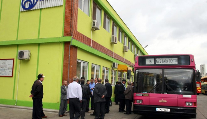 GREVĂ SPONTANĂ LA RATC/ Greviștii condiționează ieșirea pe traseu. Cer demisia a cinci persoane - autobazaratcsindicalisti39132613-1369208665.jpg