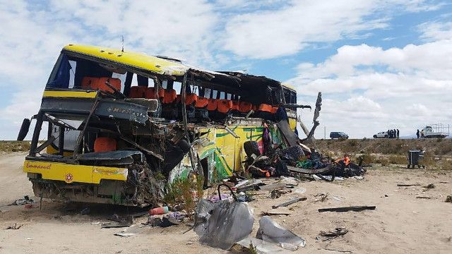 37 de morţi, printre care opt copii, după ce două autobuze de pasageri s-au ciocnit pe o autostradă - autobuz-1740905327.jpg