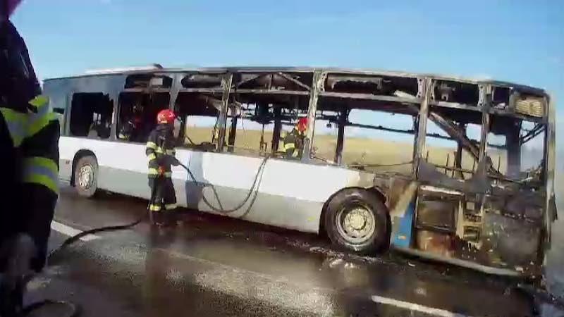 Autobuz distrus de un incendiu. Cele trei persoane din autovehicul s-au autoevacuat