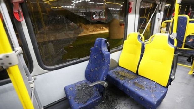 Autobuz plin cu jurnaliști, ciuruit de gloanțe - autobuz36080500-1470815062.jpg