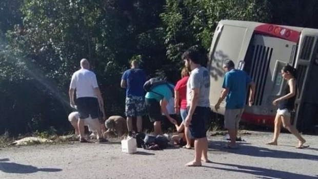 VACANȚĂ SFÂRȘITĂ TRAGIC. 11 MORȚI! Șoferul autocarului implicat a fugit de la locul faptei - autobuz87260700-1513715870.jpg