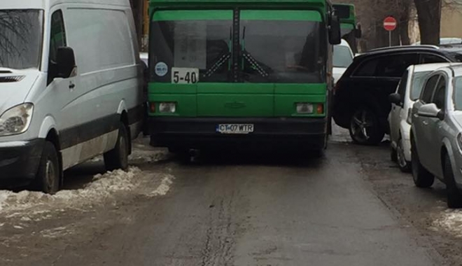 NERVI ȘI HAOS PENTRU ȘOFERII DIN CONSTANȚA! Trafic paralizat pe o stradă intens circulată - autobuzblocat-1484832809.jpg