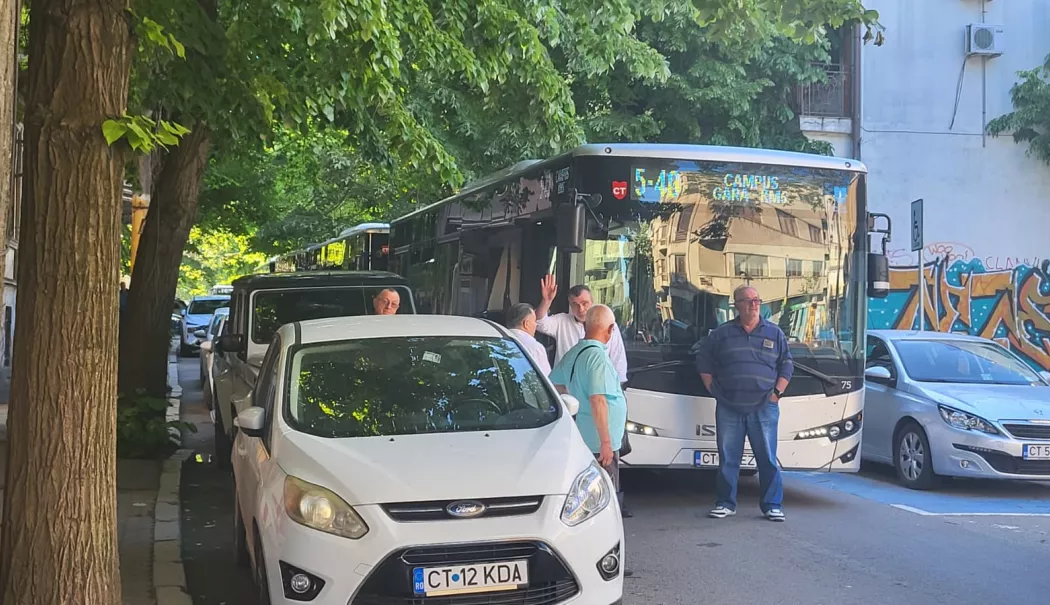 Șase autobuze CT Bus au rămas blocate pe Răscoalei, în timp ce traficul din oraș este sufocat