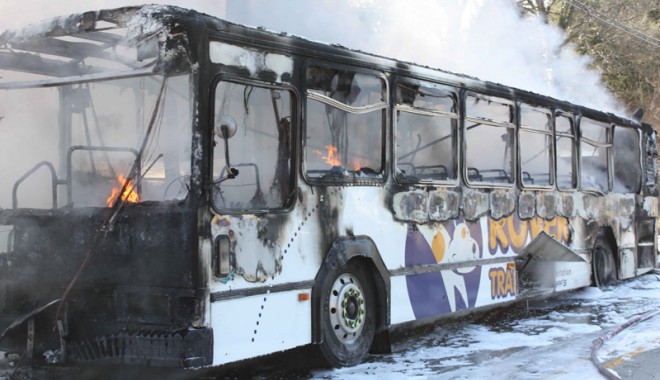 Israel: Zeci de răniți și mai mulți morți după atacuri asupra a două autobuze - autobuzinflacari-1313684418.jpg