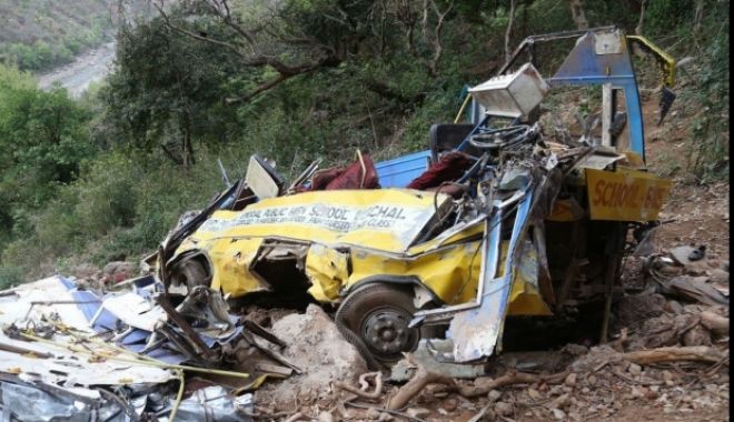 44 de morți, după ce un autocar s-a răsturnat în prăpastie. Vehiculul s-a rupt în două în momentul impactului - autobuzpraf91443400-1530434725.jpg