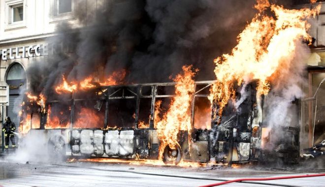 UN AUTOBUZ A EXPLODAT ÎN CENTRUL ROMEI - autobuzroma-1525784257.jpg