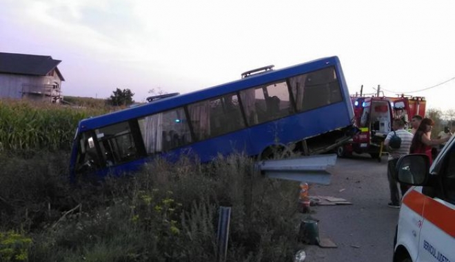 Plan roșu de intervenție. AUTOBUZ CĂZUT ÎN ȘANȚ! - autobuzsantbacau-1471766208.jpg