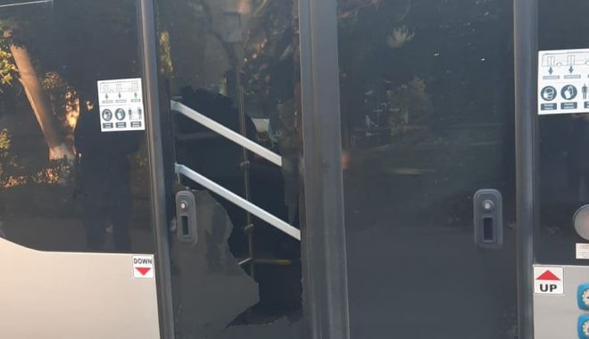 VIDEO. Incident grav la Constanţa. Geamurile unui autobuz nou CT BUS, sparte cu piatra, în mers - autobuzspart-1635170154.jpg