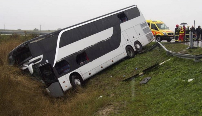 Tragedie rutieră. 23 de morți și mulți răniți, în urma prăbușirii unui autocar - autoc-1460188102.jpg