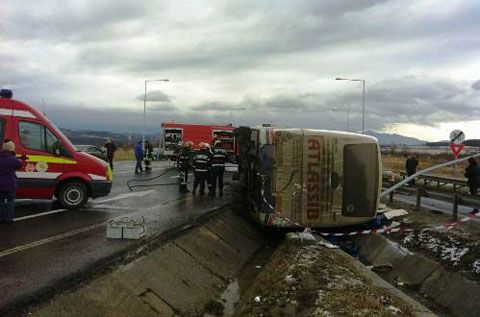 UPDATE. Carnagiu pe șosea! Doi morți, mai mulți răniți - autocar-1419165181.jpg