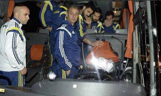 Suspecții care au tras în autobuzul lui Fenerbahce, lăsați în libertate - autocar-1428654297.jpg