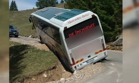 Autocar suspendat deasupra unei râpe. Ce s-a întâmplat cu cei 52 de călători - autocar-1460217325.jpg