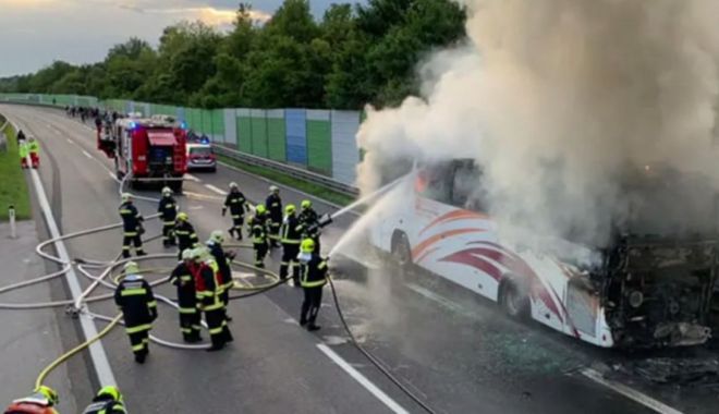 Autocar plin cu zeci de români, ÎN FLĂCĂRI pe o autostradă din Austria - autocar-1590994178.jpg