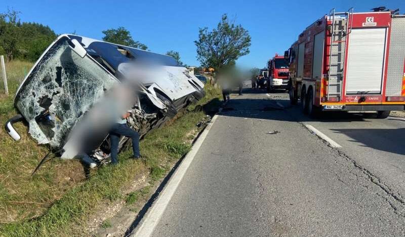 PLAN ROȘU! Autocar plin cu elevi, implicat în accident. O persoană a murit, mai mulți copii ajungând la spital