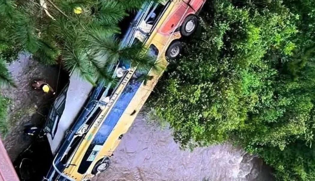 Mai multe persoane și-au pierdut viața după ce un autocar s-a prăbușit de pe un pod - autocar-1761560031.jpg
