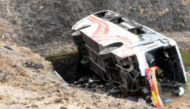 Tragedie ca în Muntenegru! Cel puțin 19 morți în urma prăbușirii unui autocar într-o prăpastie - autocar0700cf21986f-1372746299.jpg