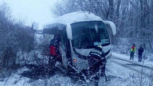 Carambol pe DN1, cu șapte autoturisme și un tir. Un autocar cu copii a derapat - autocar29544300-1521798474.jpg