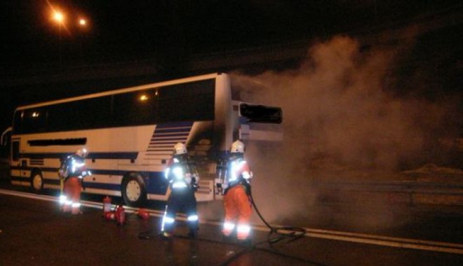 Un autocar plin cu 45 de pasageri, între care 38 de copii, a luat foc - autocar39437000-1357652259.jpg