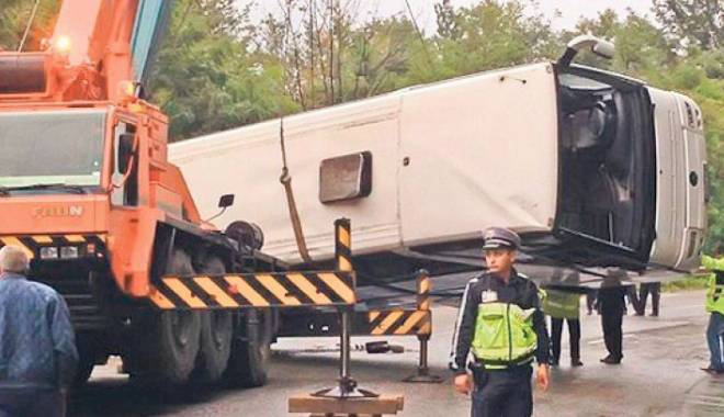 Accident rutier, în drum spre moaștele Sfintei Parascheva! Un autocar cu pelerini s-a răsturnat - autocar44437875100-1444465433.jpg