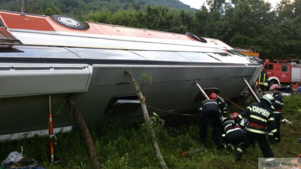 GRAV ACCIDENT RUTIER! DOI MORȚI, după ce o mașina și un autocar cu 34 de pasageri s-au lovit - autocar63193700-1507447741.jpg