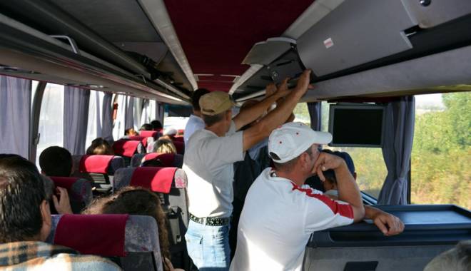 Cum faci  să nu cumperi  bilet de autobuz - autocarfanysupraaglomeratcalator-1414590123.jpg
