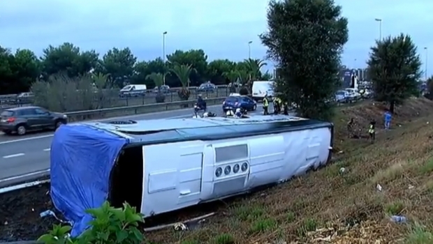 GRAV ACCIDENT DE AUTOCAR. Sunt 24 victime - autocarrasturnat208072100-1473841472.jpg