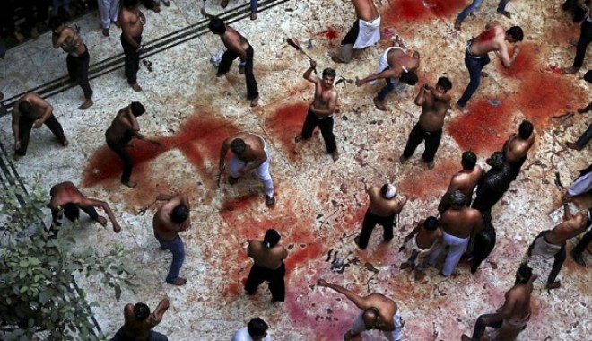 GALERIE FOTO / Ritual șocant. Podeaua unei moschei a fost umplută de sânge! - autoflagelari53591800-1353949044.jpg