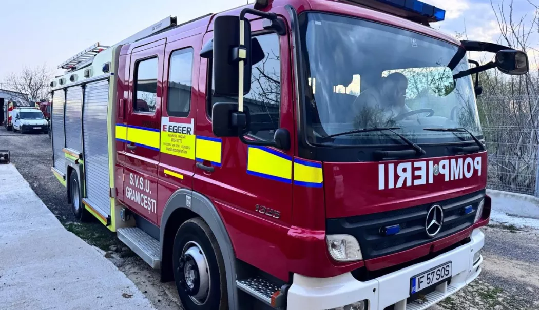 O gospodărie a fost cuprinsă de flăcări după ce o centrală ar fi cedat, iar focul a scăpat de sub control - autospecialapompierideinchiriat-1777008459.webp
