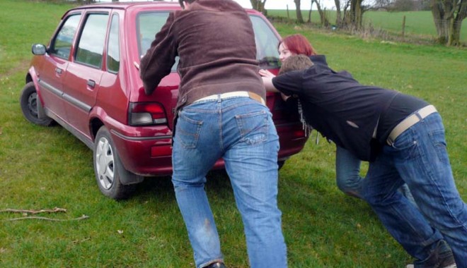 Autostopistul  și mașina bântuită - autostop-1325857429.jpg